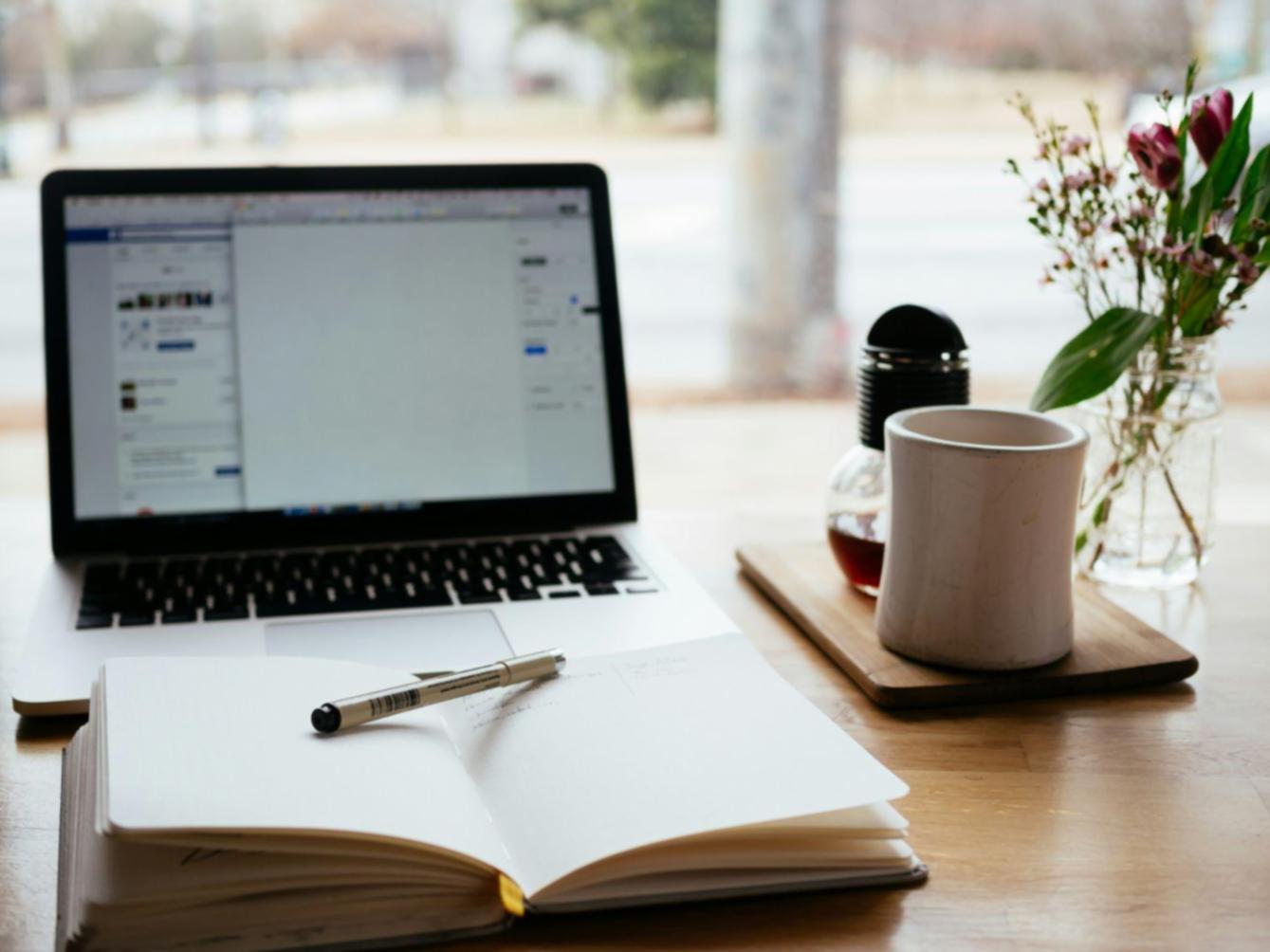 Equipo de profesionales financieros trabajando en estrategias personalizadas para clientes