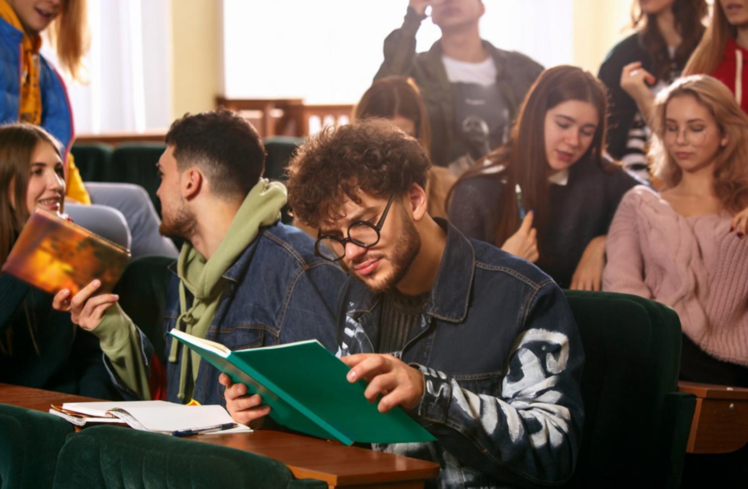 Cliente satisfecho revisando su cartera de inversiones con resultados positivos
