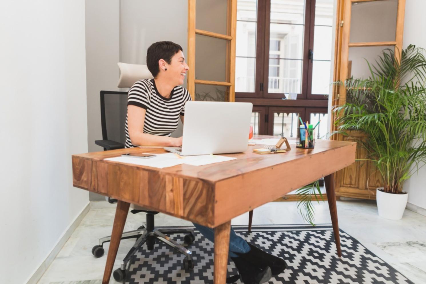 Equipo de profesionales financieros trabajando juntos en estrategias personalizadas